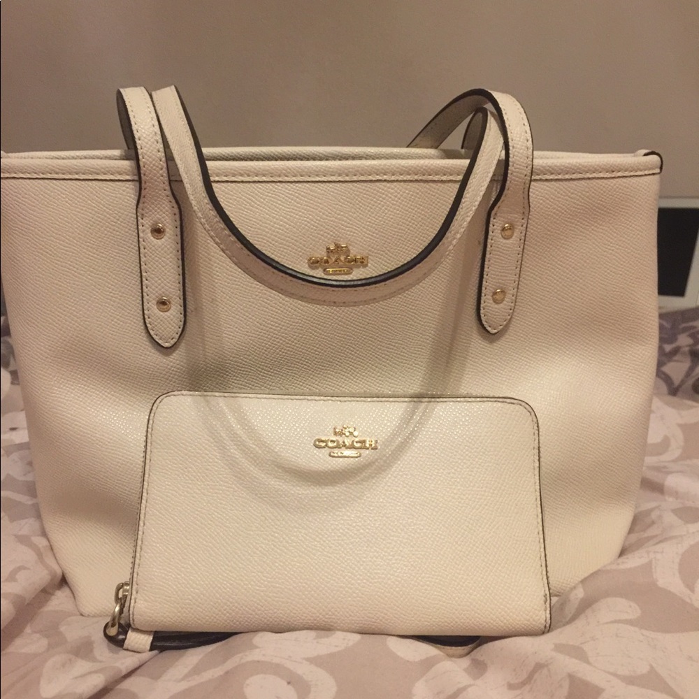 White coach bag and wallet